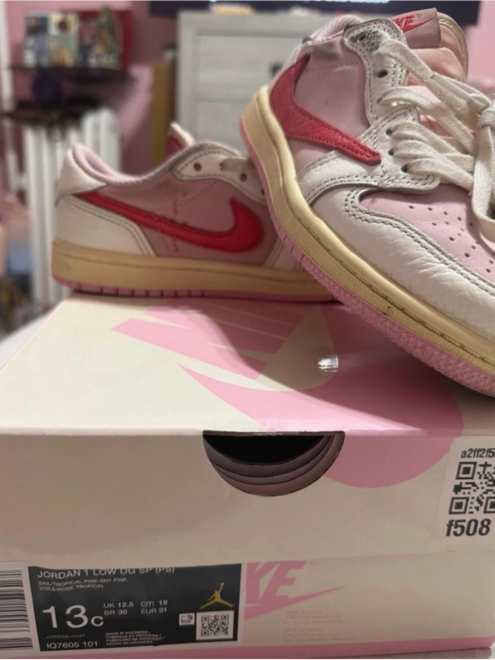 Travis Scott Kids Low-Top Sneakers in Pink, Red and Cream